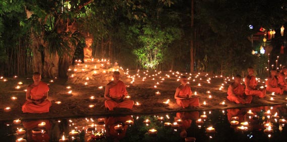 Monjes meditando en el Wat Pantao. Loy Kratong. Chiang Mai