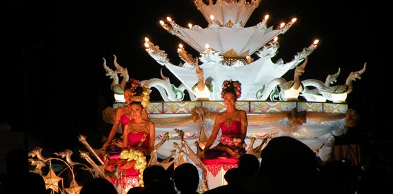 Cabalgatas en el Loy Kratong. Chiang Mai