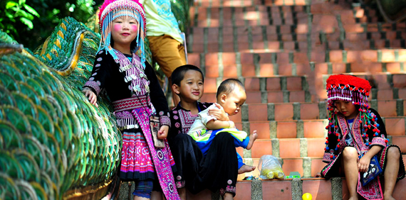 Nios de etnias en las escales del Doi Suthep. Chiang Mai