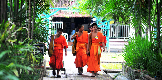 Novicios dispuestos a charlar un rato en el Wat Chedi Luang. Chiang Mai