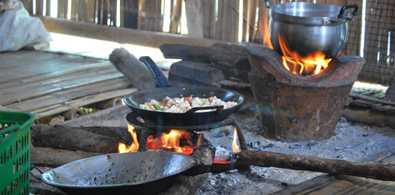 Los akas cocinan al estilo montas