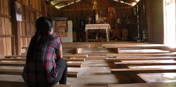 Sorprende encontrarse con una iglesia en medio de Tailandia. Los akas son catlicos