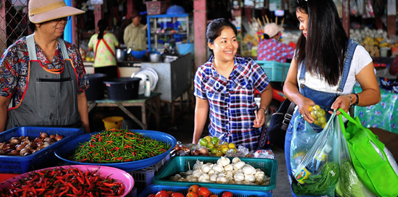 Comprando en un mercado local los ingredientes para la comida