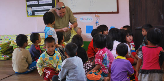 Jugando en la escuela infantil aka