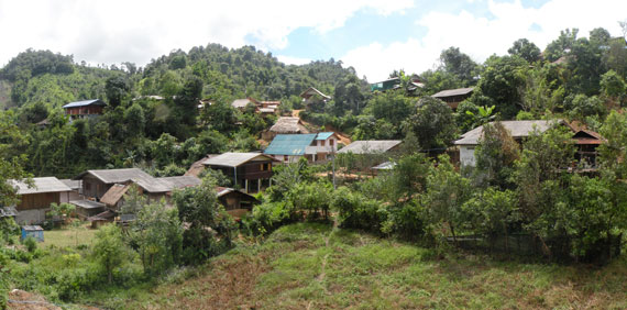 El poblado aka está ubicado en medio de las montañas