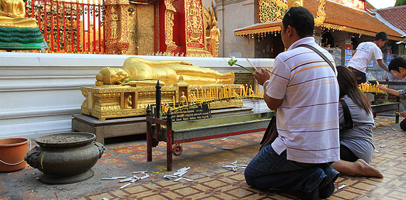 Ofrenda en el Doi Suthep