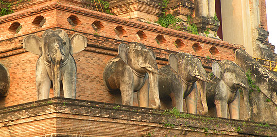 Detalle del Chedi del Wat Chedi Luang