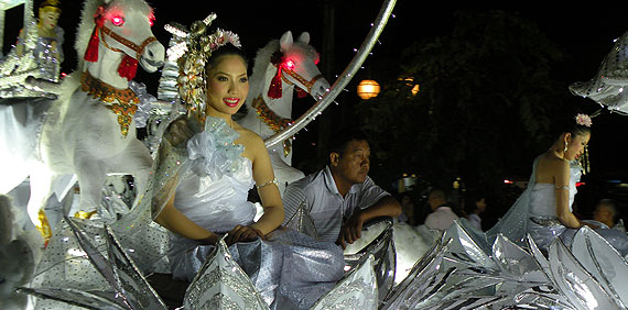 Desfile en el Loy Krathong Desfile en el Loy Krathong