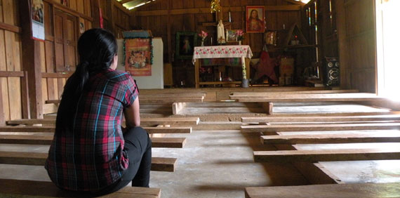 Una mujer aka en la iglesia del pueblo