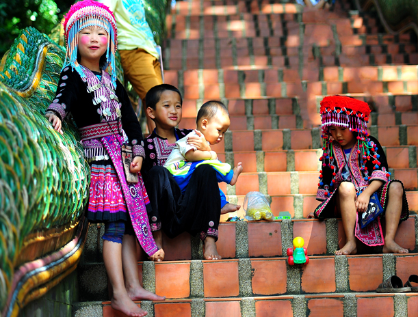 Nias de una tribu en la escalera de acceso al Doi Suthep